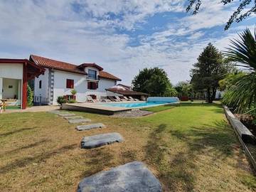Gîte pour 24 personnes, avec jardin et piscine, animaux acceptés à Ascarat