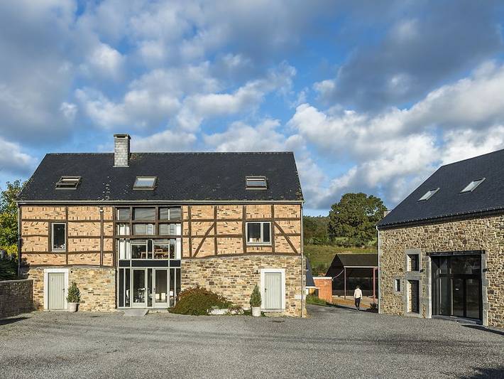 Location de vacances pour 20 personnes, avec terrasse et balcon/terrasse à Érezée - 2