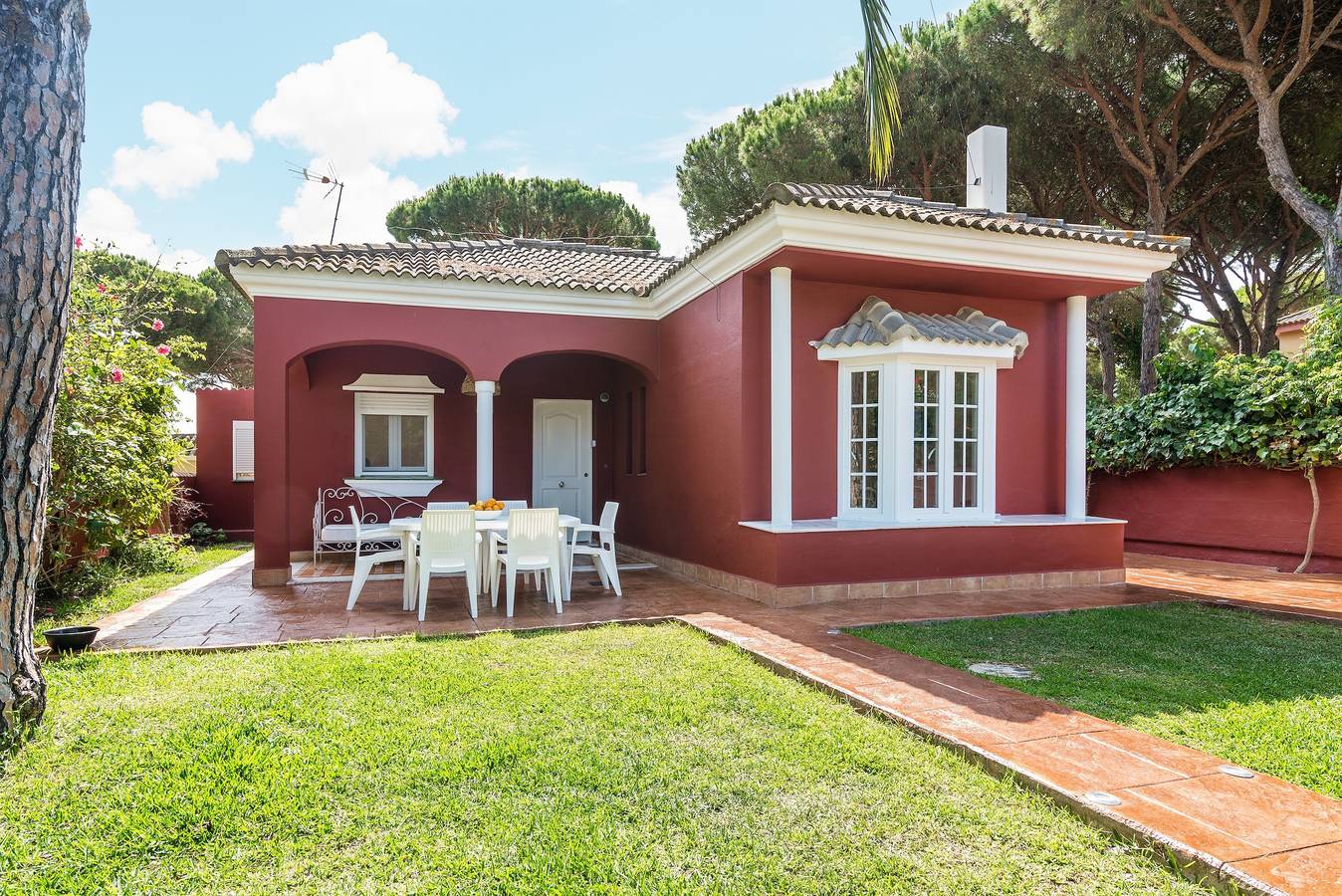 Modern Villa "Familia Feliz" Short Walk from Beach with Pool, Terrace, Garden & Wi-Fi in Playa La Barrosa, Chiclana de la Frontera