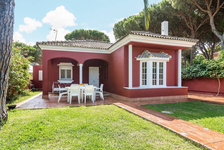 Modern Villa "Familia Feliz" Short Walk from Beach with Pool, Terrace, Garden & Wi-Fi in Playa La Barrosa, Chiclana de la Frontera