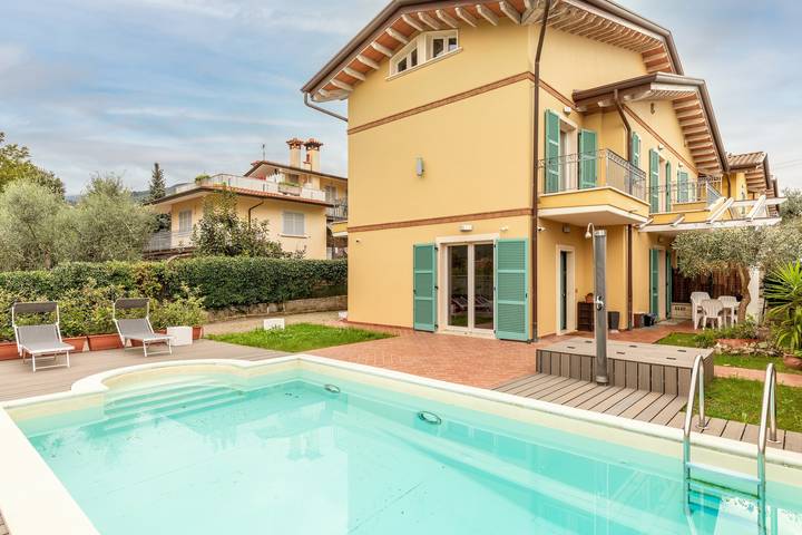 Villa für 8 Personen, mit Balkon und Garten in Massa