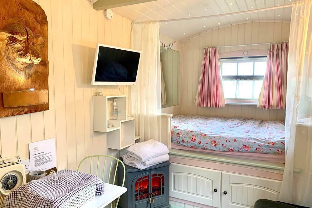 Shepard hut - Hot Tub, Outdoor Shower, Bath in Chorleywood, Hertfordshire