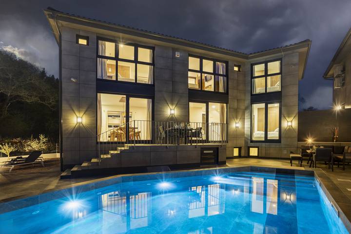 Ferienhaus für 10 Personen, mit Terrasse und Balkon/Terrasse sowie Pool