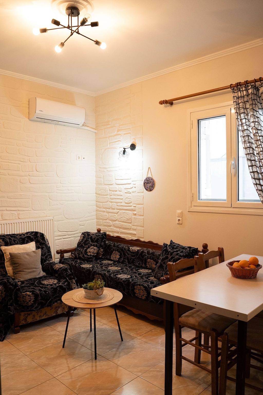 Valira Cozy Home w Rustic Charm & Private Garden in Messenien