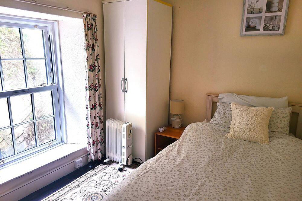 3 bedrms sleeps 5. 1 min walk to Penhelig Beach. 1 Wk Min Stay. Garden, parking. in Aberdovey, Snowdonia