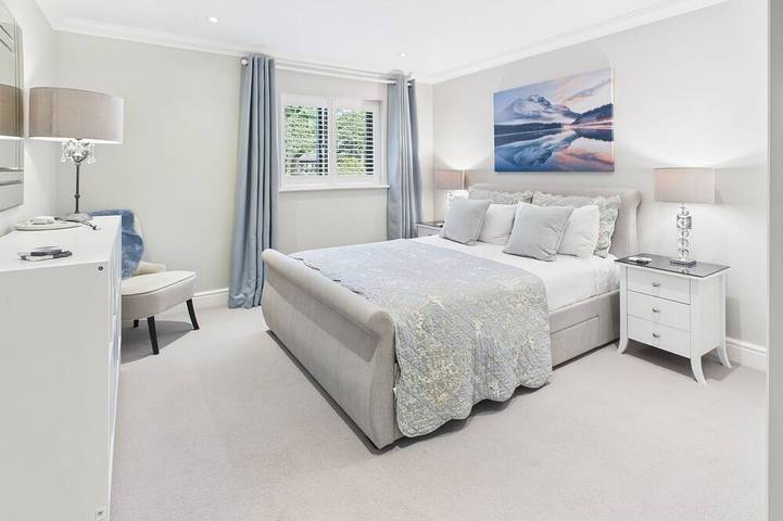 Spacious Surrey Home | Garden, Parking & Direct Train to London in Woking, Surrey
