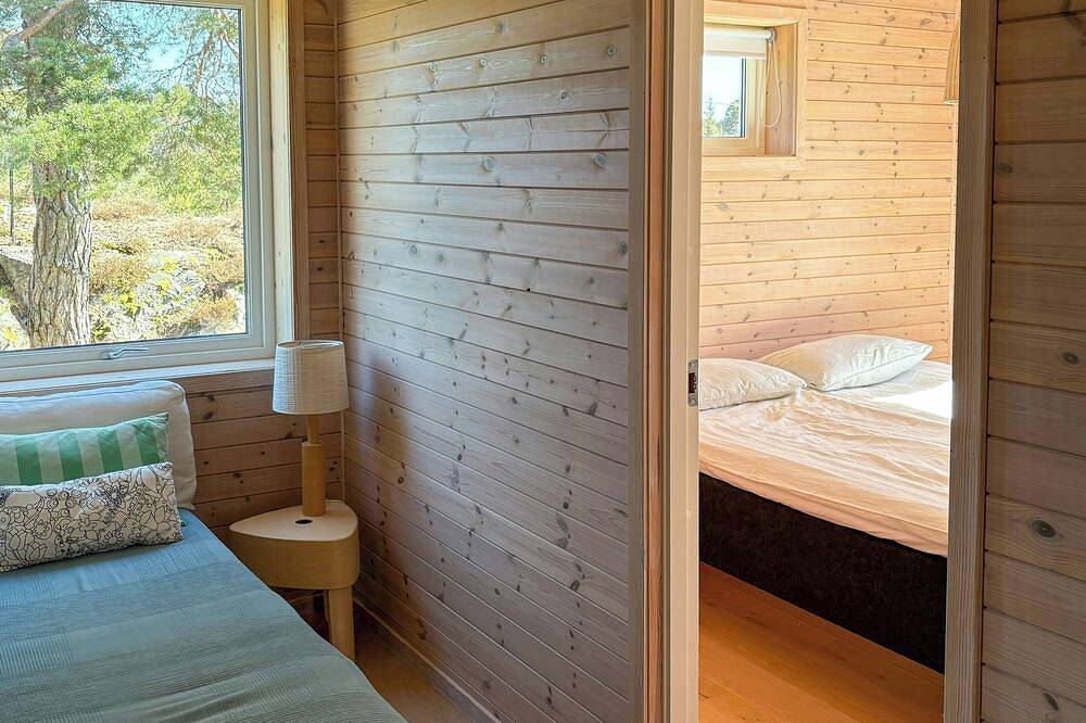 Helle Hütte auf einem Naturgrundstück am Oslofjord in Halden