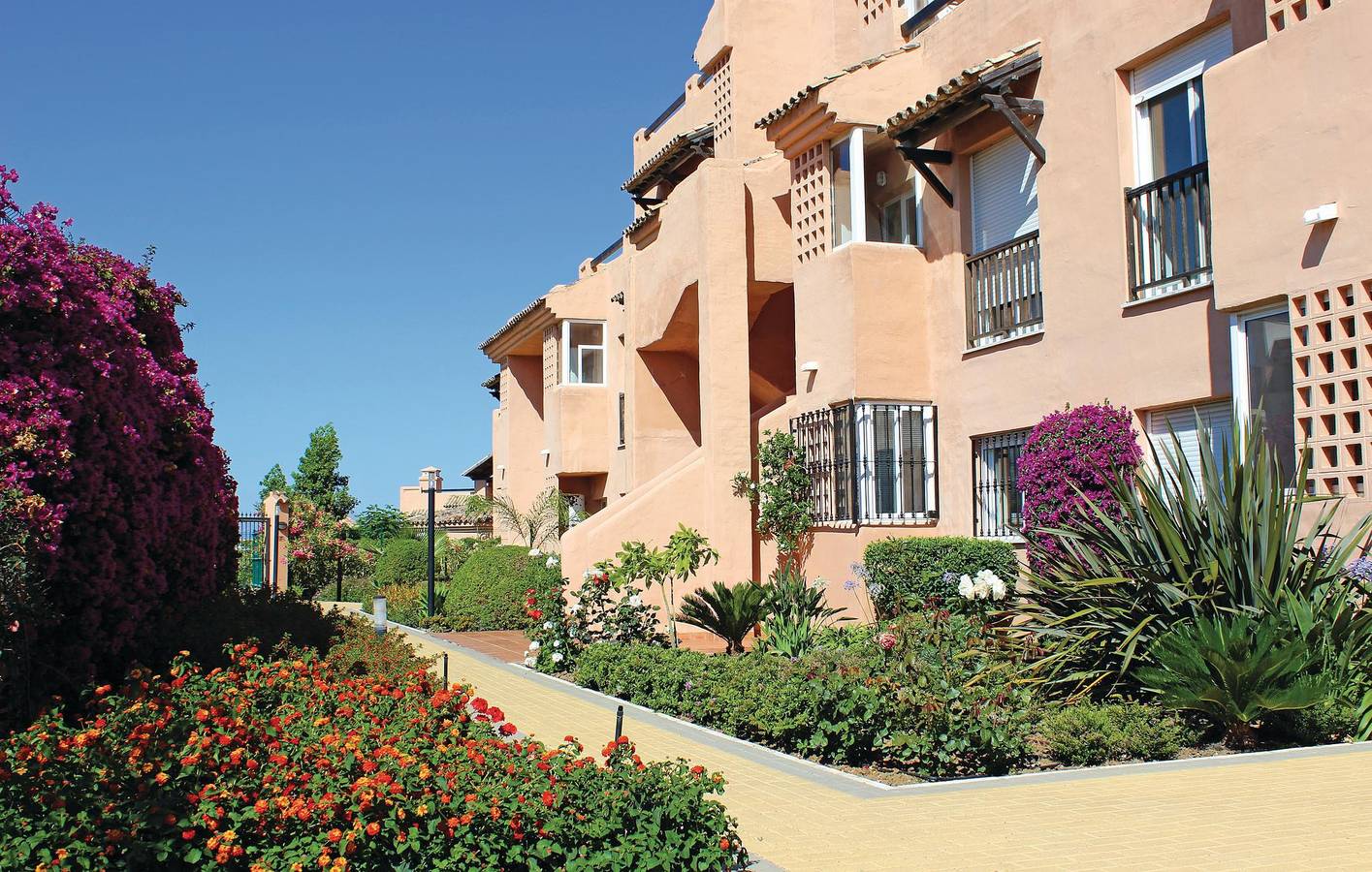 Ganze Ferienwohnung, Apartment mit Meerblick, Parkplatz, AC und Pool. in Casares del Sol, Casares