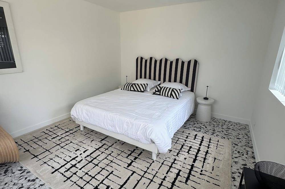 Entire apartment, Cosy Room 1 in Le Bouscat, Bordeaux region