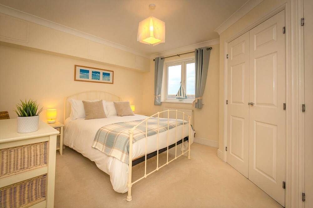 Entire apartment, Seaviews Sovereign Harbour - adults-only apartment with stunning water views in Eastbourne, East Sussex