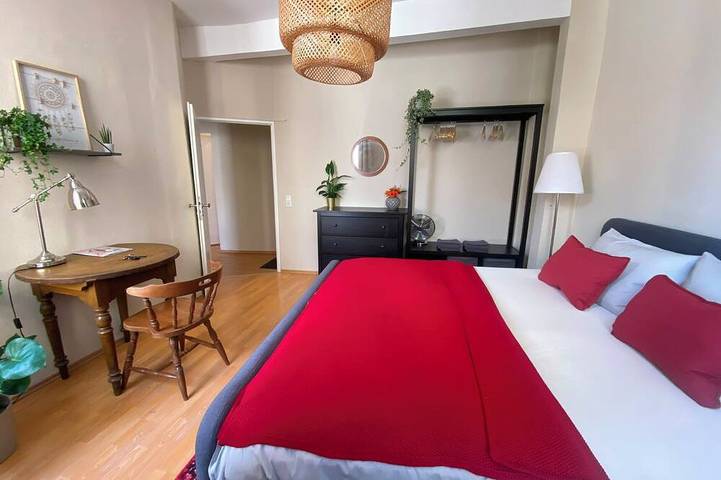 Ganze Wohnung, Charmante Altstadt-Wohnung Wiesbaden, 2 Schlafzimmer, Parkhaus 150 m entfernt in Wiesbaden, Südhessen