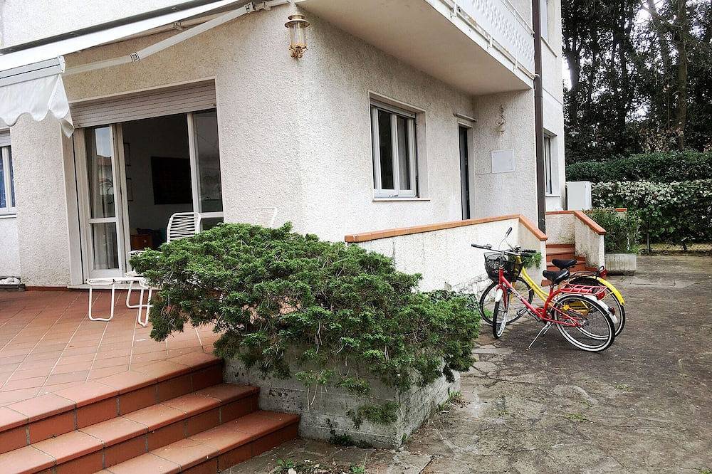Villa Versilia Marina Pietrasanta 2 Schlafzimmer Badezimmer Wohnzimmer Küche Esszimmer in Marina di Pietrasanta, Pietrasanta
