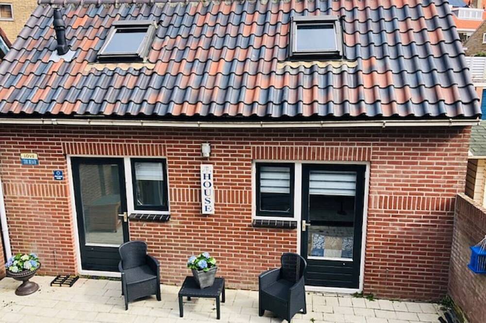 Blue Beach House 350 meters from the Beach in Noordwijk aan Zee, Noordwijk