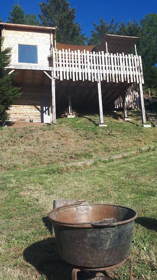 Chalet pour 5 personnes, avec terrasse ainsi que jardin et jacuzzi dans le Cantal - 3