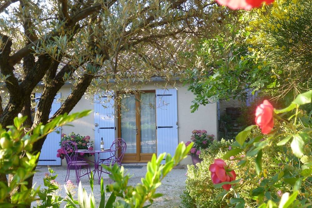Spacious and comfortable gite for 3 people, nice outdoor space in Suzette, Vaucluse
