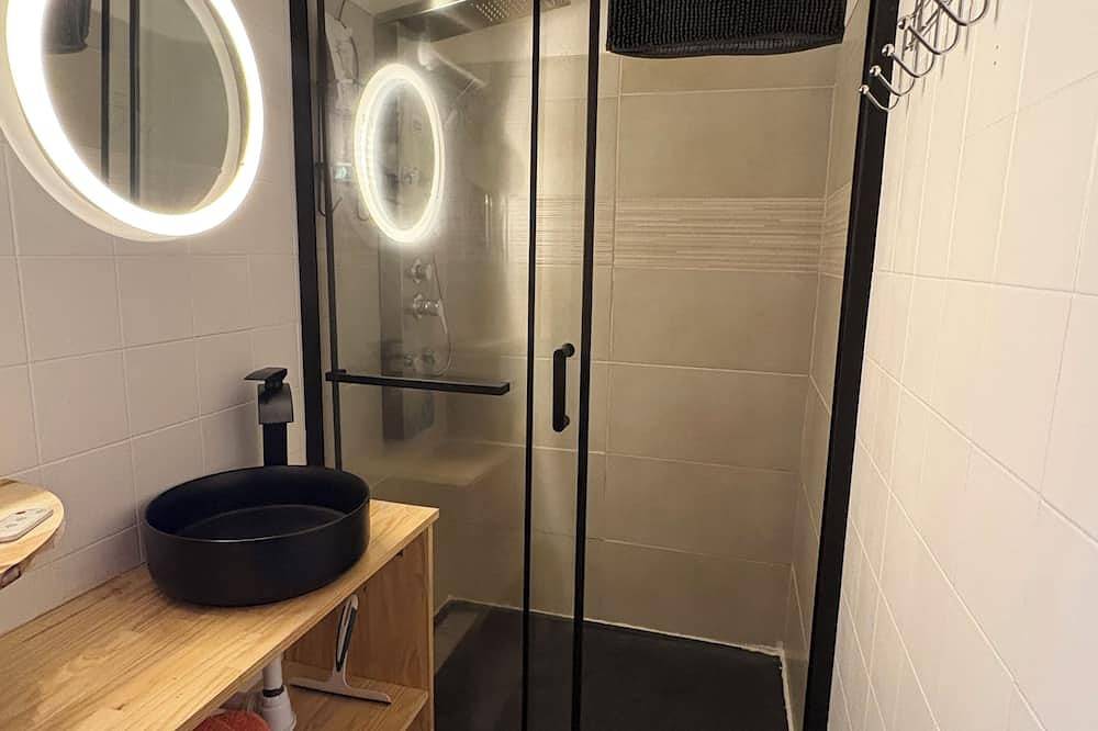 Entire apartment, Cosy mountain apartment at the foot of the slopes for 4 people + 1 baby in Le Praz de Lys, Taninges
