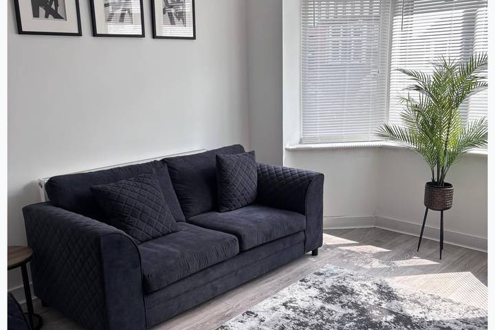 House Sleeps 8 with Garden in Nottingham, East Midlands
