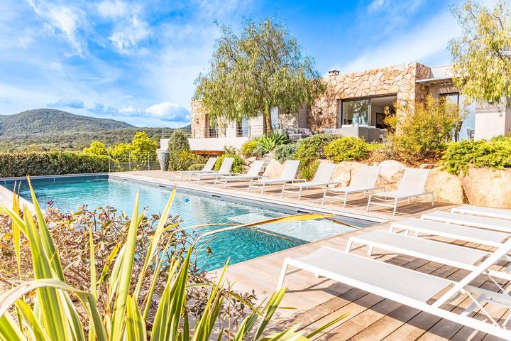 Villa pour 12 personnes, avec jardin et piscine, animaux acceptés