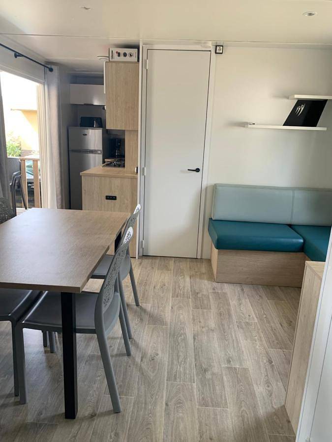 Camping pour 6 personnes, avec Jacuzzi et Terrasse ainsi que Jardin et Bassin pour enfant à Narbonne - 4