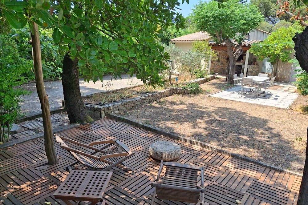 Entire apartment, Studio rental with pool in Solliès-Pont, Toulon region