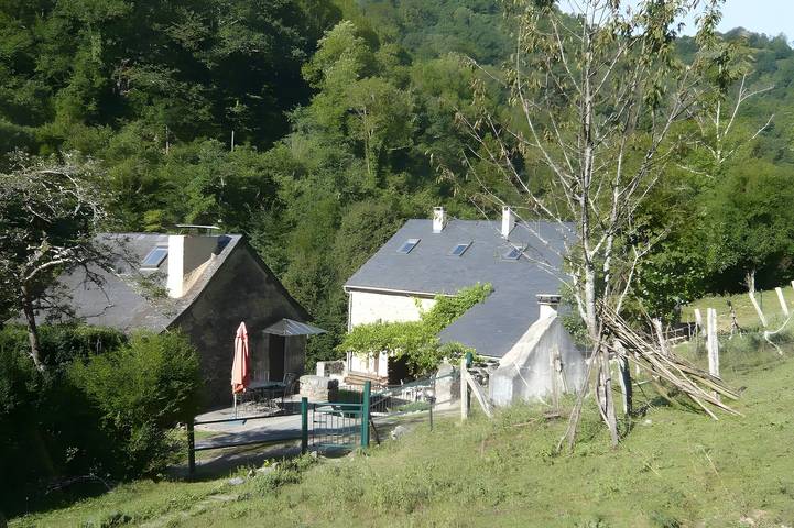 Location de vacances pour 8 personnes, avec jardin ainsi que sauna et jacuzzi, adapté aux familles dans vallée d'Aspe - 2