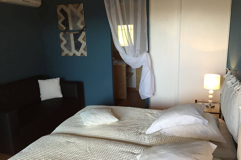 Villa double au calme, piscine chauffée, plage 10 min à pied, commerces à 5 min in Propriano, Arrondissement de Sartène