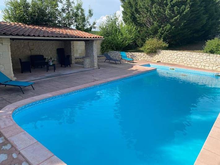 Location de vacances pour 8 personnes, avec vue ainsi que piscine et jardin à Anthé - 2