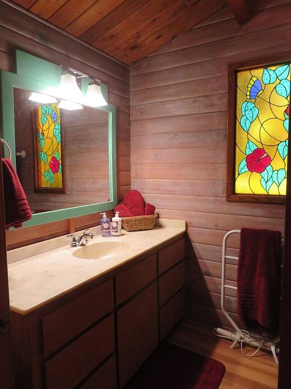 Gemütliche Hütte im Volcano Village, nur wenige Minuten vom Eingang zum Volcano Park entfernt. in Volcano, Hawaii Volcanoes Nationalpark