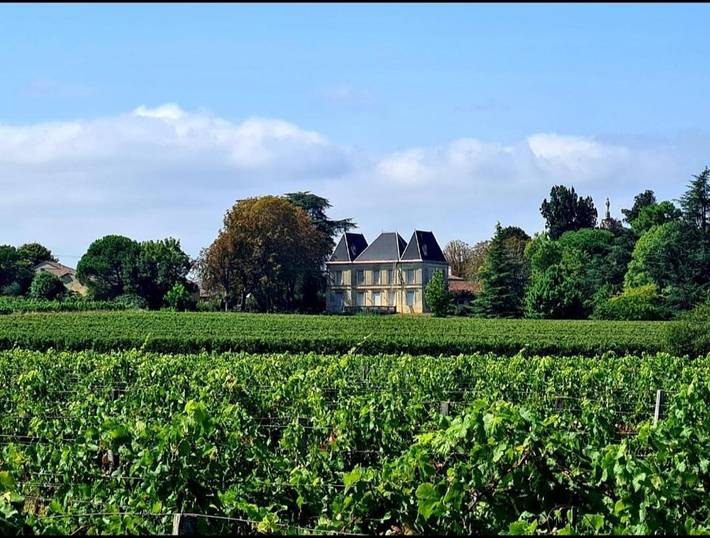 Location de vacances pour 2 personnes, avec Terrasse ainsi que Jardin et Piscine à Bayon-sur-Gironde