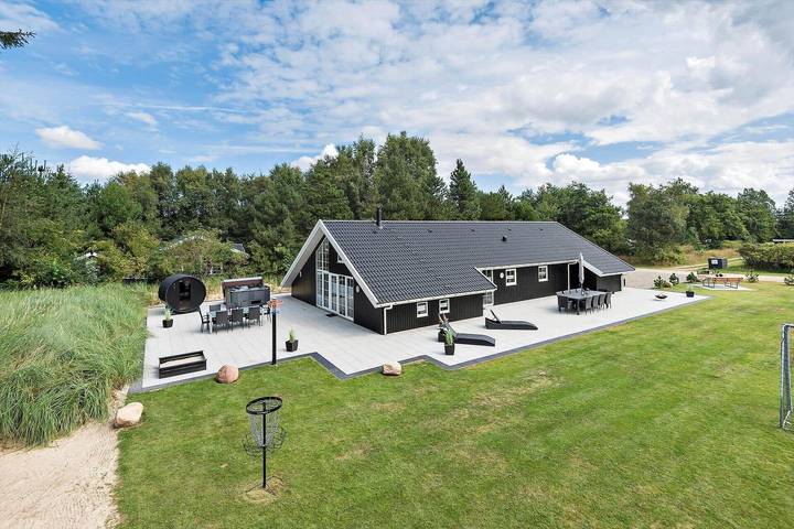 Ferienhaus für 10 Personen, mit Terrasse und Whirlpool sowie Pool, mit Haustier in Blavand