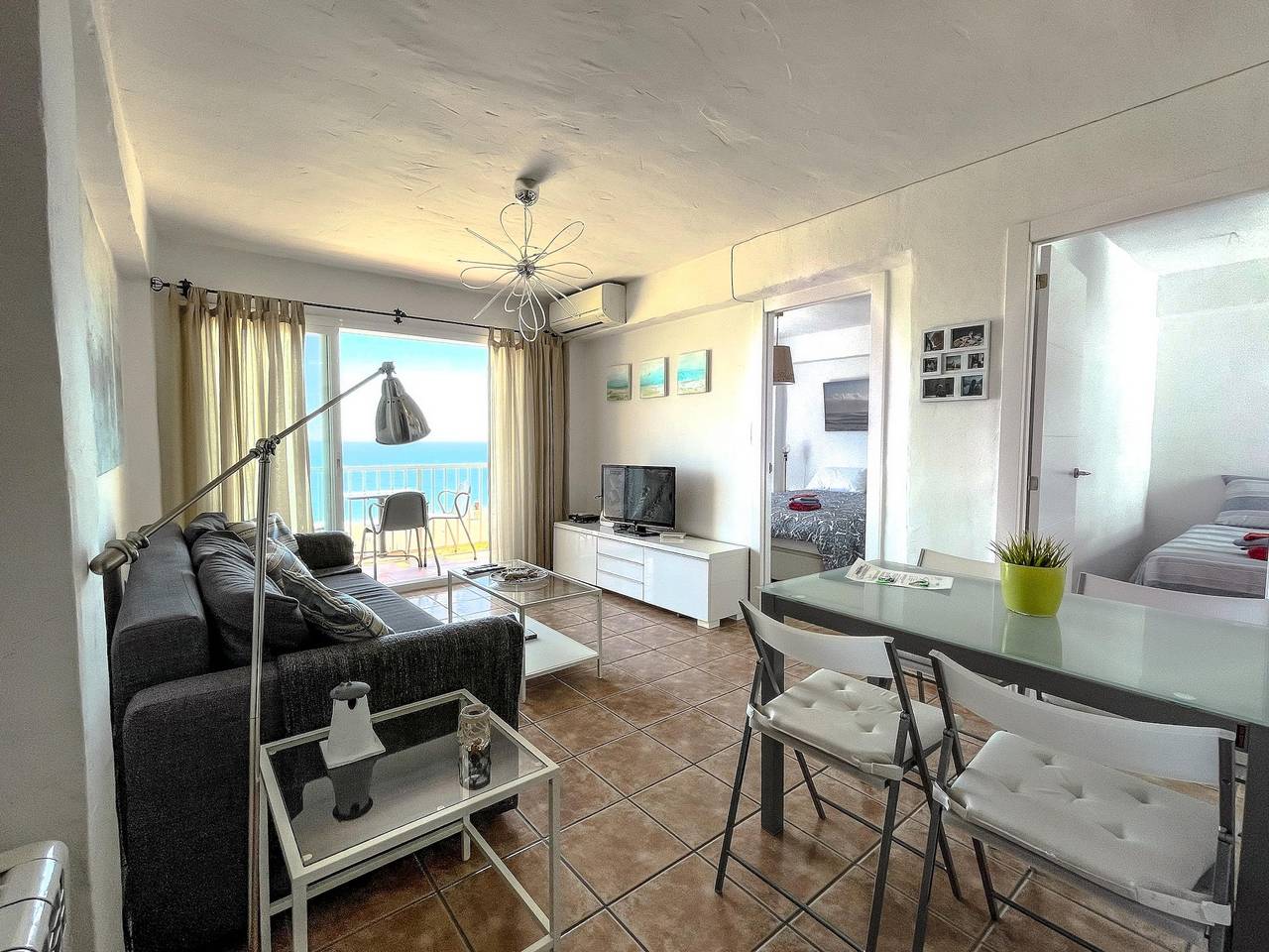Entire apartment, Beach Front Apartment with Sea View, Shared Pool, Garden & Wi-Fi in Playa de Torre del Mar, Torre del Mar