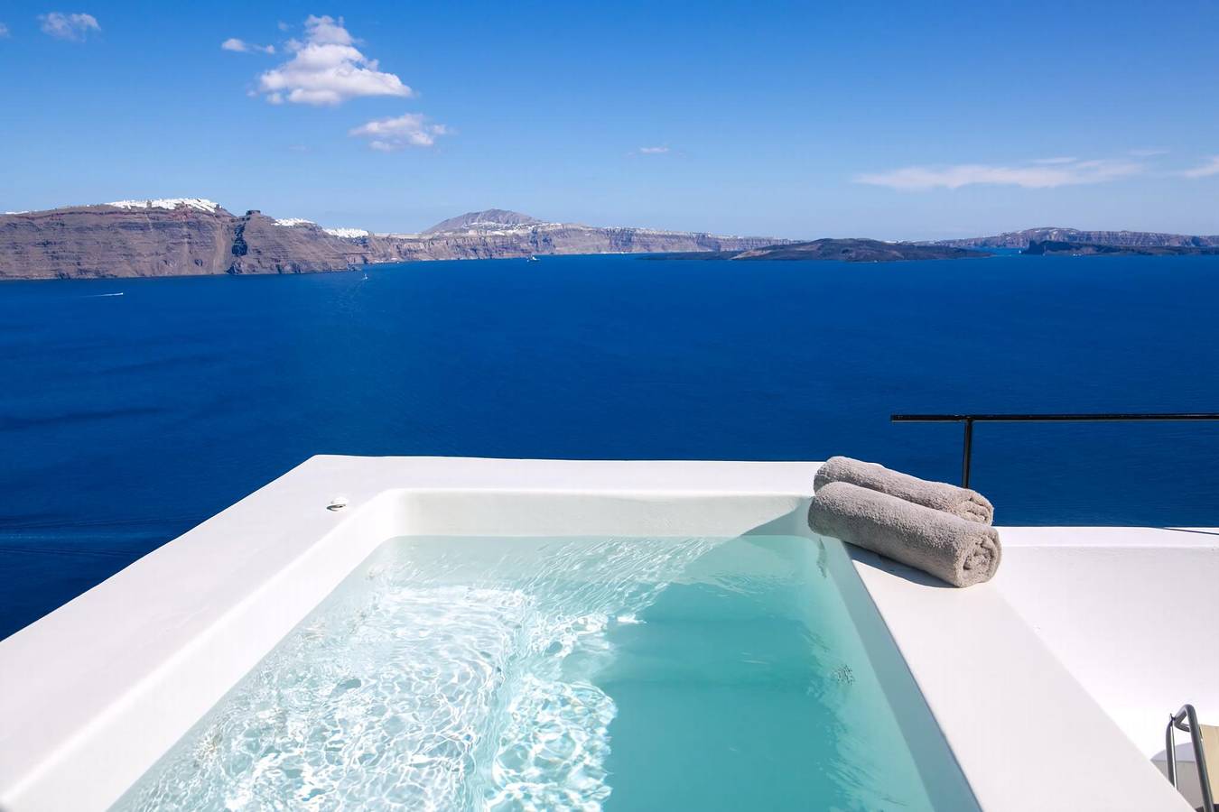 Delightful Oia Suite | Deluxe Room with Outdoor Hot Tub | Panoramic Sea Views in Ormos Ammoudiou, Oia
