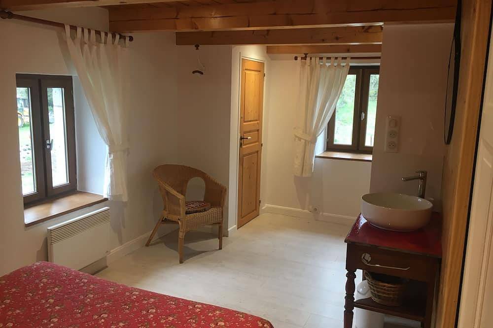 Gîte de la rivière maison indépendante 2 personnes à Groire 63790 Murol in Murol, Parc naturel régional des Volcans d'Auvergne