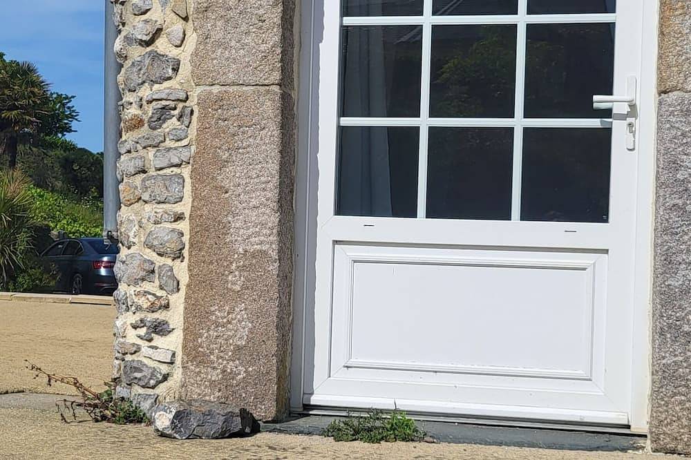 House in a farmhouse 1km from the beach. in Surtainville, Côte de la Déroute