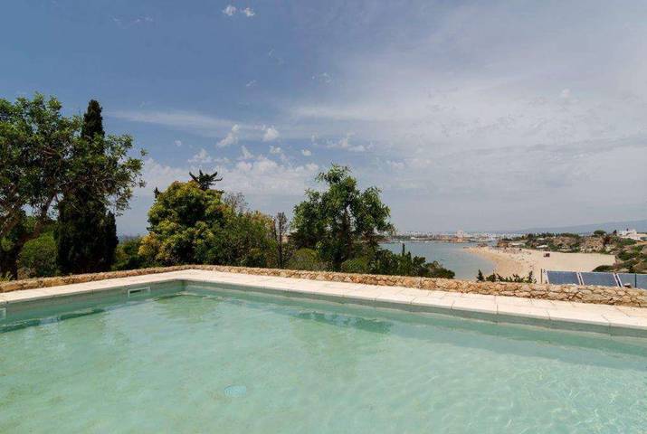 Villa voor 6 personen, with tuin and uitzicht op zee as well as terras in Ferragudo