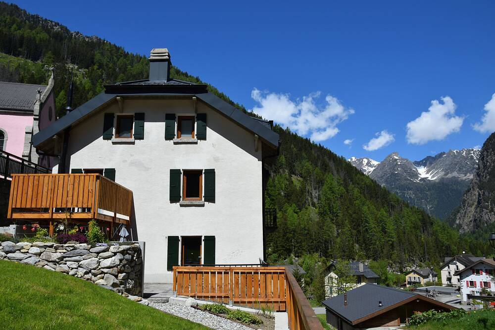 Ganze Wohnung, Newly renovated comfort in a rustic mountain farmhouse on the Tour du Mont Blanc in Trient (Schweiz), Mont-Blanc-Massiv