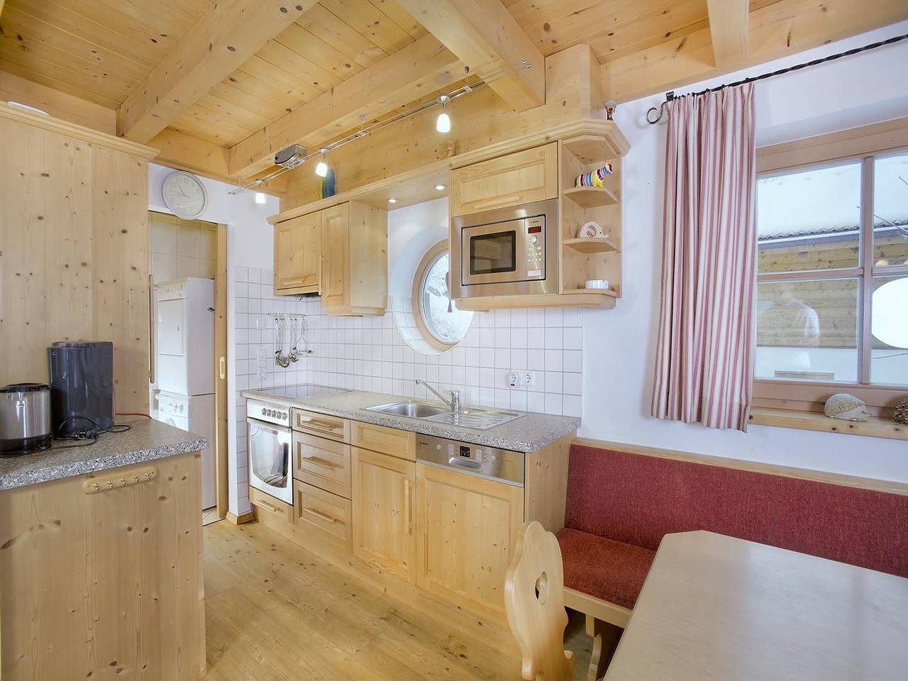 Chalet in Königsleiten mit Pool & Skibus in Pinzgau
