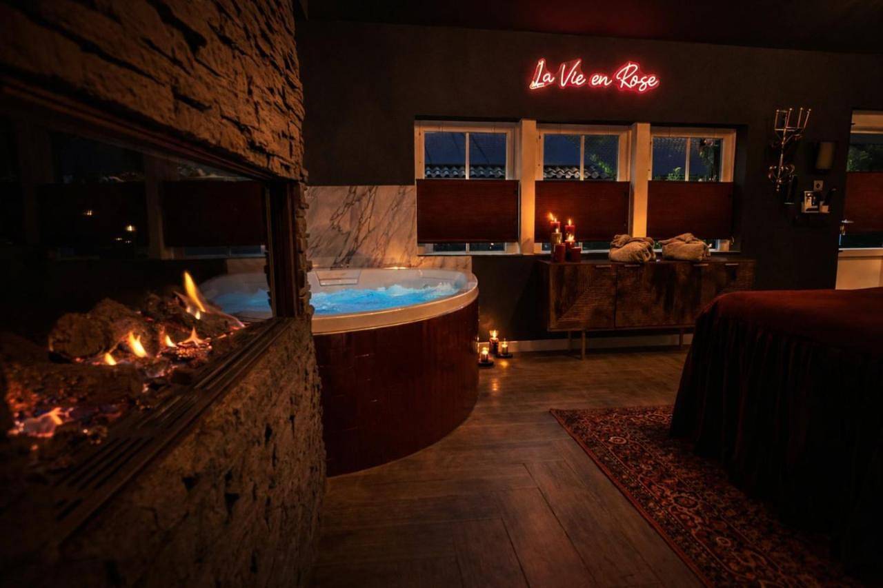 Wellness Tuin Horst Noord Limburg - Suite met Indoor Jacuzzi en Openhaard en privé Sauna - in Romantische stijl - Ultieme Partner Beleving in Horst, Limburg