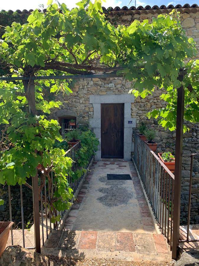 Location de vacances pour 2 personnes, avec jardin et vue ainsi que terrasse et piscine à Saint-Sauveur-de-Cruzières - 2