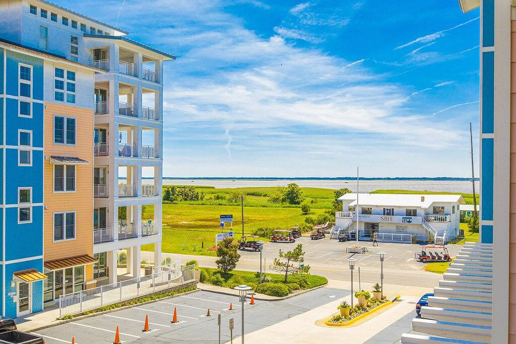 Ganze Wohnung, Comfortably furnished condo with glimpses of Back Bay, pool & gym in Sandbridge Beach, Sandbridge