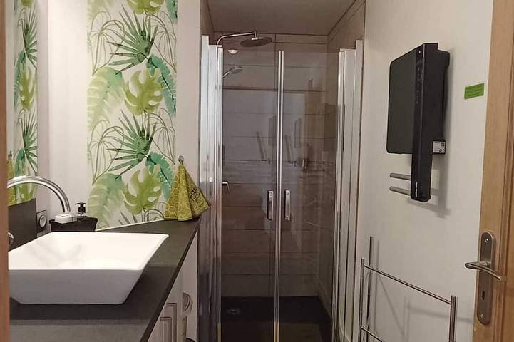 Gîte pour 4 personnes, avec Jacuzzi ainsi que Terrasse et Jardin dans Saint-Maurice-en-Rivière