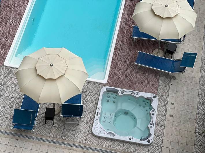 Hôtel pour 3 personnes, avec piscine ainsi que terrasse et vue, animaux acceptés