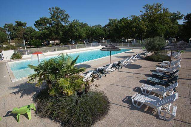 Camping pour 6 personnes, avec Terrasse ainsi que Jardin et Piscine à La Tremblade - 3