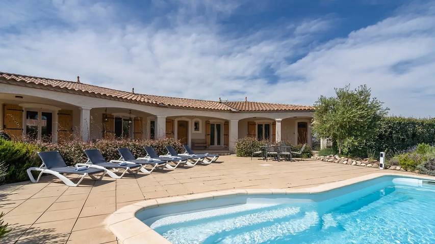 Location de vacances pour 7 personnes, avec piscine et jardin à Pouzols-Minervois