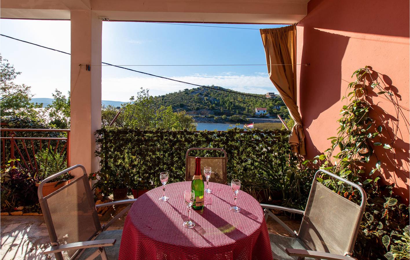 Apartment am Meer mit Terrasse, Parkplatz und WLAN – 100 m bis zur Küste in Jasenice, Zadar