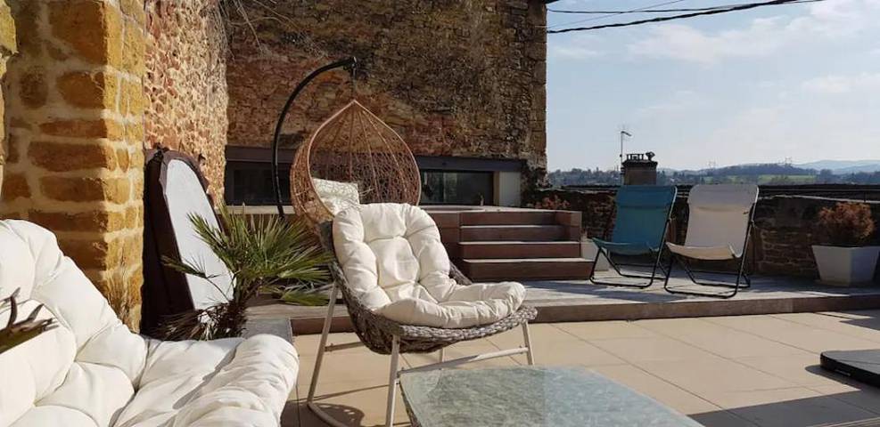 Gîte pour 3 personnes, avec Terrasse ainsi que Jacuzzi et Jardin à Belmont-d'Azergues