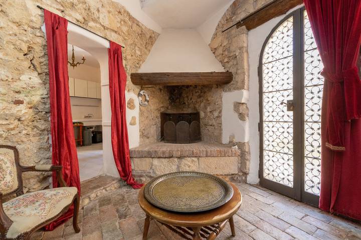 Entire apartment, Apartment 'Un Pezzo di Storia vicino al Mare' with Garden in Rosignano Marittimo, Etruscan Coast