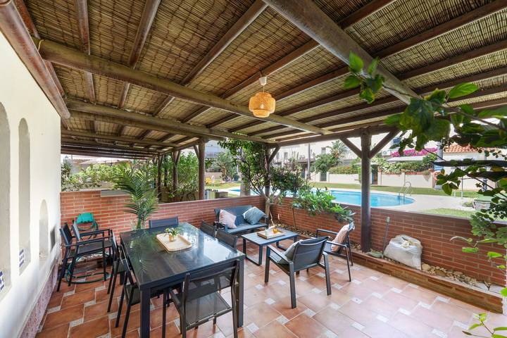 Exklusives Strandchalet mit beeindruckendem Meerblick und Pool in Playa Ancha, Casares