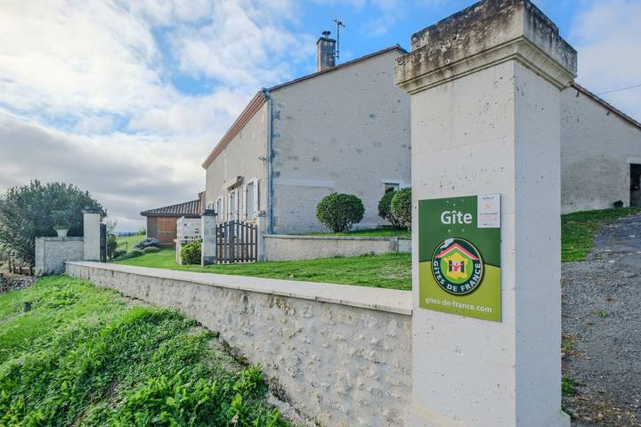 Gîte Le Moutat-Chez Georges, avec terrasse privée, jardin privé et Wi-Fi in Allemans, Périgord Vert