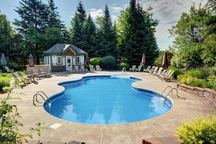 Gîte pour 14 personnes, avec piscine ainsi que jardin et vue dans Mont-Tremblant - 4